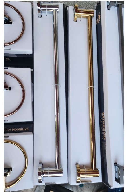 🩶 علاقة مناشف حمّام مستقيمة – فضي لامع